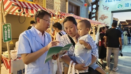 滄州市第三醫(yī)院舉辦“健康夜市”走進(jìn)南川老街活動，提供現(xiàn)場營養(yǎng)健康咨詢服務(wù)